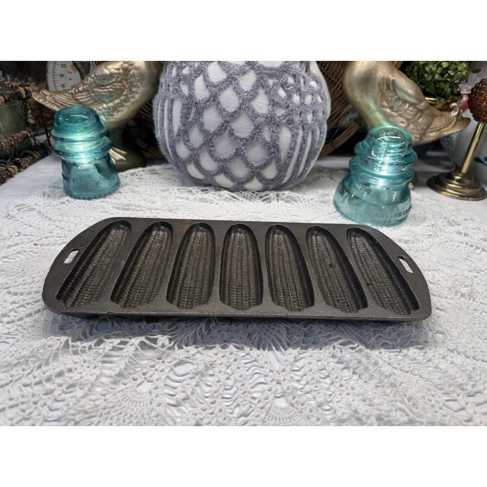 Vintage Cast Iron Cornbread Pan Mold 7-Slot Cornbread Baking Mold Kitchenware